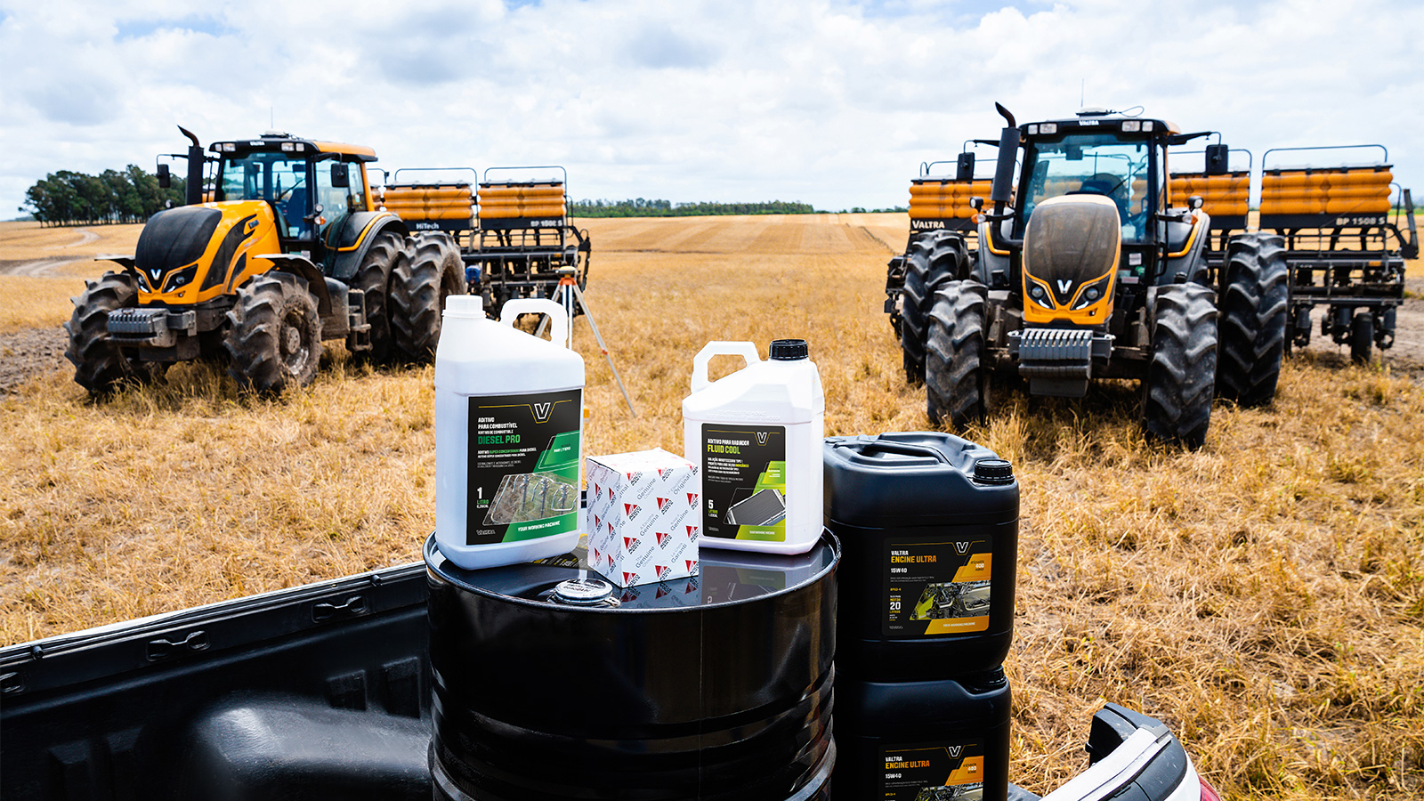 Tratores Valtra com plantadeiras no campo e as peças genuínas Agco Parts: filtro, Diesel Pro, Fluid Cool e Engine Ultra.